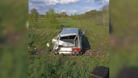 Легковушка вылетела в кювет и опрокинулась в воронежском селе