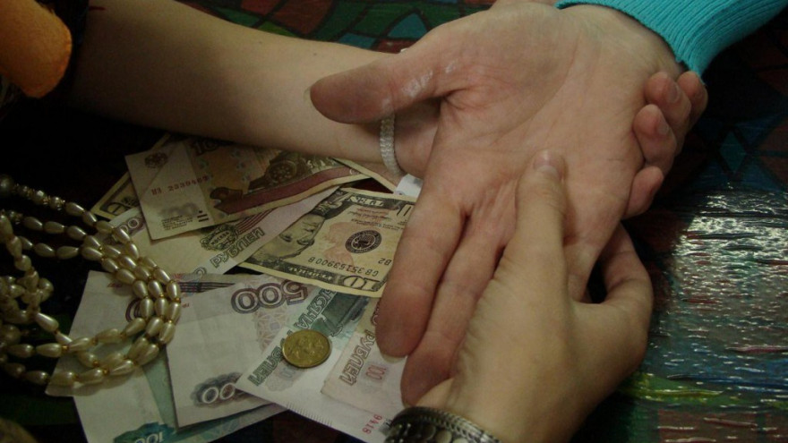 В Воронеже бабушка отдала 170 тысяч незнакомке за «избавление от порчи»