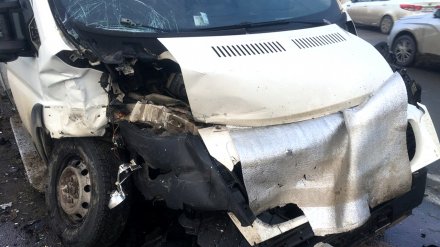 В Воронежской области в ДТП с микроавтобусом и фурой 5 человек погибли и 2 пострадали