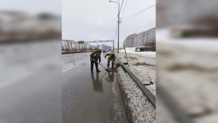 Мэр Воронежа поручил коммунальщикам усиленно бороться с наледью на дорогах