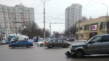 В ДТП со скорой в центре Воронежа пострадали два человека