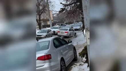 Две машины провалились в новую яму на Циолковского в Воронеже