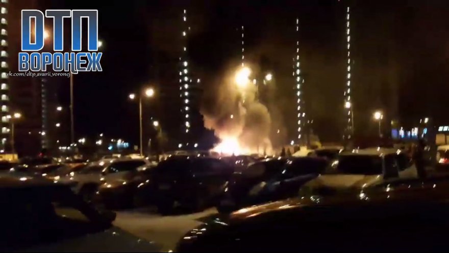 В воронежском ЖК сгорели 3 машины: пожар попал на видео
