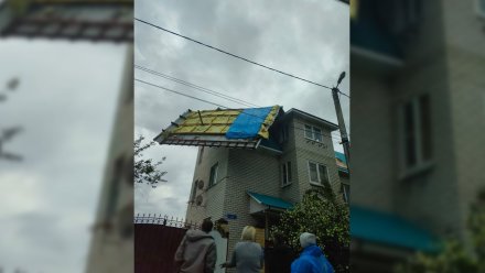 В Коминтерновском районе Воронежа с дома сорвало крышу