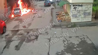 В Воронеже камеры сняли вблизи момент попадания дрона в машину и молниеносный пожар