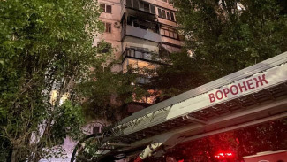 В Воронеже вспыхнул балкон жилого дома: появилось видео