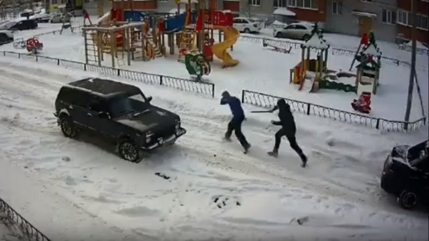 Автомобилист с битой устроил разборку во дворе многоэтажки в Воронеже