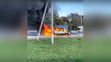 Mercedes Sprinter сгорел на трассе под Воронежем