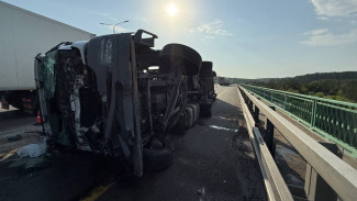 Фура Mercedes перевернулась на М4-«Дон» в Воронеже: ранен водитель