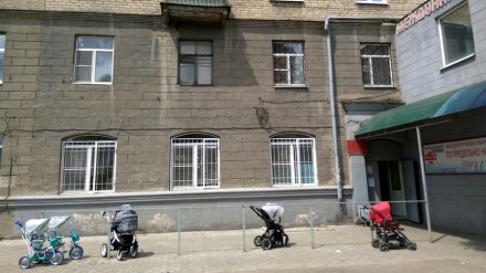 В воронежской детской поликлинике женщина оттаскала гардеробщицу за волосы