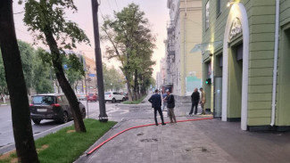 В воронежском доме с квартирами за 35 млн после ливня пришлось откачивать воду из паркинга