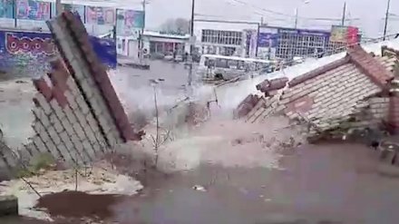 Тонущие авто и эпично рухнувший забор. Воронежцы сняли на видео последствия потопа