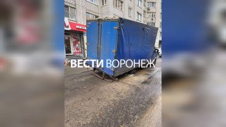 Фура провалилась в люк на Московском проспекте в Воронеже