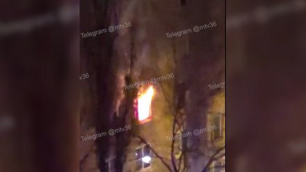 Пострадавший при пожаре в 9-этажке воронежец попал в реанимацию