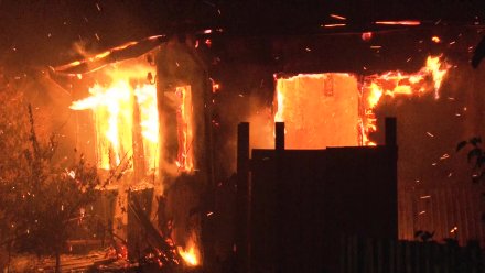 В Воронеже крыша горящего дома обрушилась на людей: есть погибший