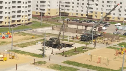 Военные начали возводить забор посреди детской площадки в воронежском ЖК