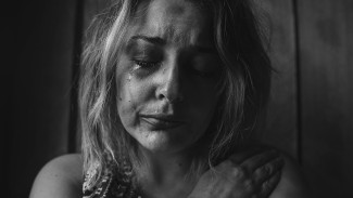 Под Воронежем 2 школьницы и 20-летняя девушка избивали знакомую, вымогая деньги