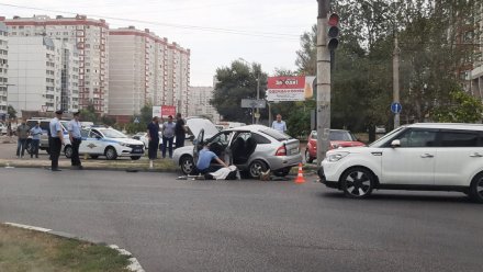 В Воронеже после ДТП легковушка влетела в столб: погиб человек