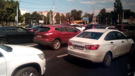 Ремонтные работы парализовали движение на Чернавском мосту в Воронеже