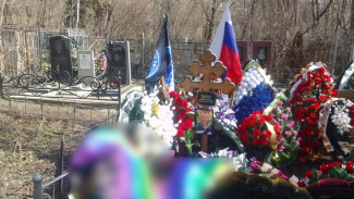 Ещё на одной могиле погибшего в зоне СВО бойца заметили ЛГБТ*-флаги в Воронеже