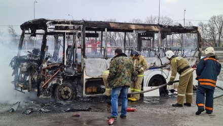 Появились фото сгоревшей дотла маршрутки у воронежского «Града»