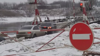 Вернувшийся на место понтонный мост под Воронежем превратился в ловушку для автомобилистов