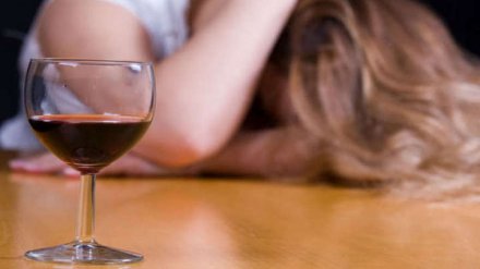 В Борисоглебске 5-летний мальчик за рулём машины попал в ДТП, пока мать пила на площадке