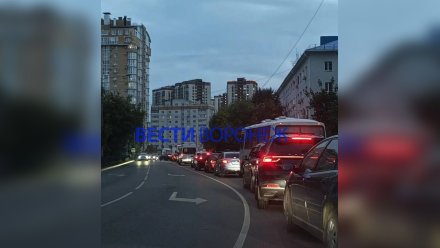 Авария парализовала движение на улице Краснознамённой в Воронеже