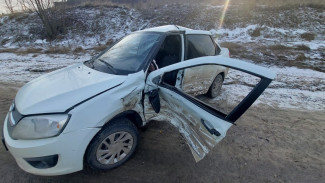Трое мужчин пострадали в столкновении двух легковушек на воронежской трассе