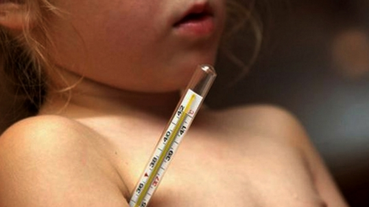Температура во рту и подмышкой. Градусник под мышкой. Термометрия у детей. Измерение температуры в подмышке ребенка. Измерение температуры в подмышечной впадине ребенка.