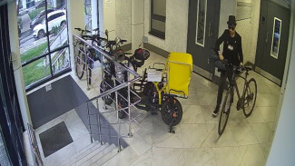 Воронежец устроил шоу с переодеванием ради кражи велосипеда в «Современнике»