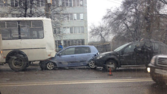 В Воронеже столкнулись 3 иномарки и 2 маршрутки: ДТП заблокировало дорогу