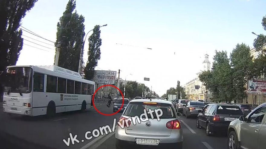 В Воронеже «ВАЗ» сбил перебегавшую дорогу девушку: её отбросило к автобусу