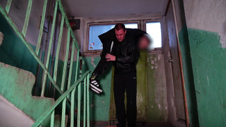 В Воронеже родители носят на руках сына-инвалида из-за затянувшегося ремонта лифтов