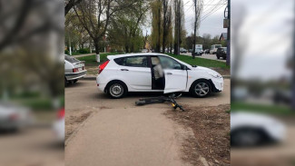 В Воронеже иномарка сбила парня на электросамокате 