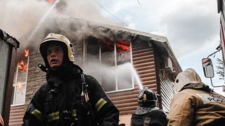 Загоревшийся авторский отель в Воронеже удалось потушить спустя 3 часа