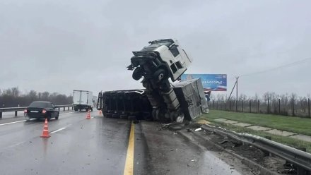 Мужчина пострадал в ДТП с перевернувшейся фурой на воронежской трассе