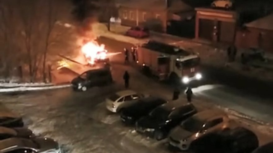 Возле многоэтажки в Воронеже ночью вспыхнул автомобиль