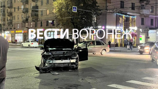 «‎Ехала на красный»‎. ДТП с перевернувшимся авто в центре Воронежа показали на видео