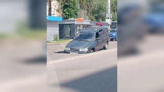 Воронежцам назвали причину появления огромной ямы, в которую провалилась машина
