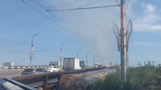 На Вогрэсовском мосту Воронежа из-за прорыва трубы забил огромный фонтан