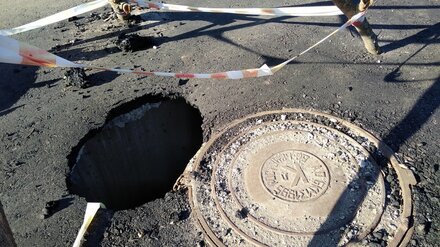 В Воронежской области дорожники на «КамАЗе» провалились под только уложенный асфальт