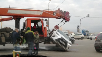 В Воронеже Lexus повис на крюке автокрана после ДТП