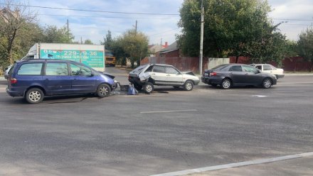 В Воронеже попавшего в двойное ДТП автомобилиста зажало между машинами