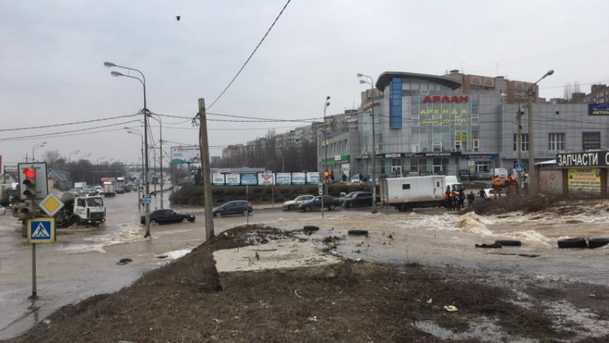 Тысячи воронежцев остались без воды из-за аварии, спровоцировавшей потоп на окружной