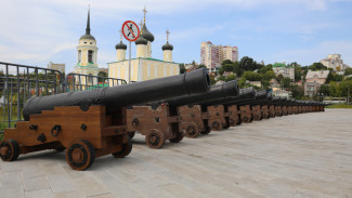 На Адмиралтейскую площадь в Воронеже вернули макеты корабельных пушек