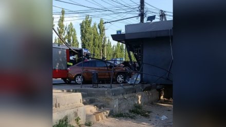 В Воронеже Ford Fiesta влетел в киоск на остановке Шубина