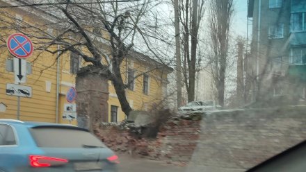 Воронежцы пожаловались на опасную кирпичную стену на улице Сакко и Ванцетти