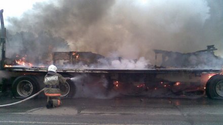 В Воронежской области отлетевшее от фуры колесо спровоцировало ДТП с пожаром
