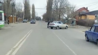 Воронежский водитель перекрыл дорогу ради помощи старушке на ходунках: появилось видео